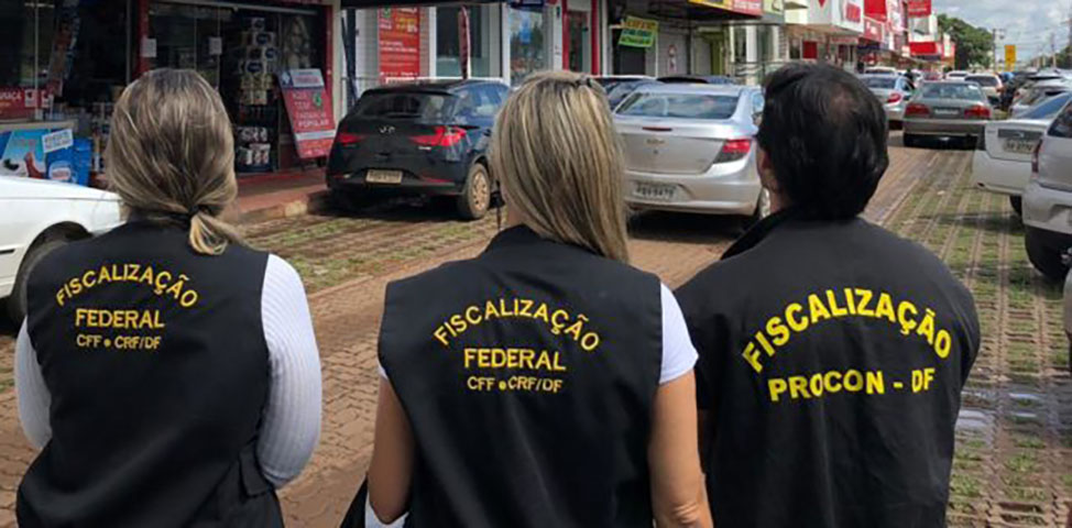 Em caso de irregularidade, fiscais do Procon (Proteção ao Consumidor) e do Conselho de Farmácia são acionados. 