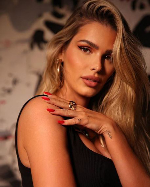 7ª - Yasmin Brunet - Filha da modelo Luiza Brunet, a influenciadora participou do Big Brother Brasil 24, reality show mais conhecido do país, e chamou a atenção nos embates com o vencedor Davi Brito. 