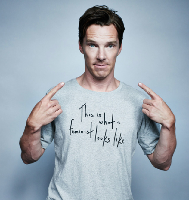  Benedict é defensor do direito das mulheres e diz que só aceita papéis quando a mulher, caso tenha o mesmo destaque no filme, receba o mesmo salário. Na foto, ele veste camisa com a inscrição: 