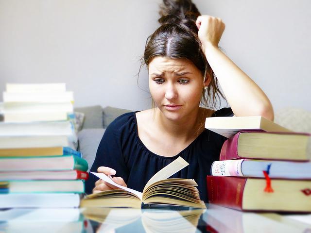 6) FALTA DE CONCENTRAÇÃO - Quando você lê, vê ou ouve algo, perde trechos e precisa repetir para prestar atenção? Isso pode indicar esgotamento mental.-silviarita pixabay