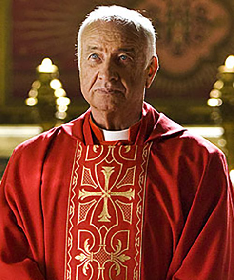 <p>Armin Mueller-Stahl – Russo – Também é alemão. Interpreta o Cardeal Strauss. </p>
