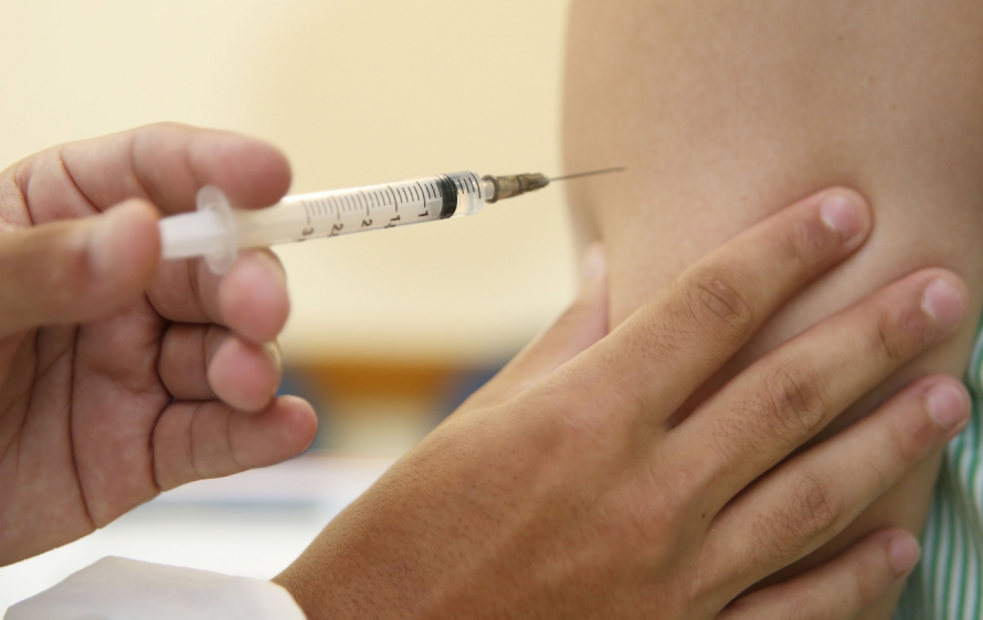 Segundo dados da cobertura vacinal, em 2024, 89% das crianças no mundo receberam pelo menos uma dose da vacina contra difteria, tétano e coqueluche (DTP).  Já 85% completou as três doses.