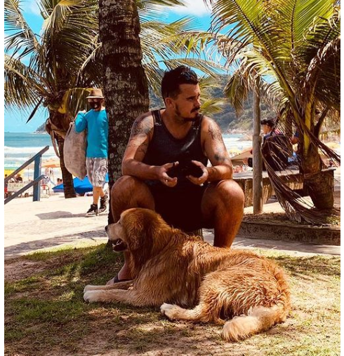 Jesse também deu entrevista a Zeca Camargo e disse que a presença do cão Shurastey ao seu lado lhe dava suporte emocional. 