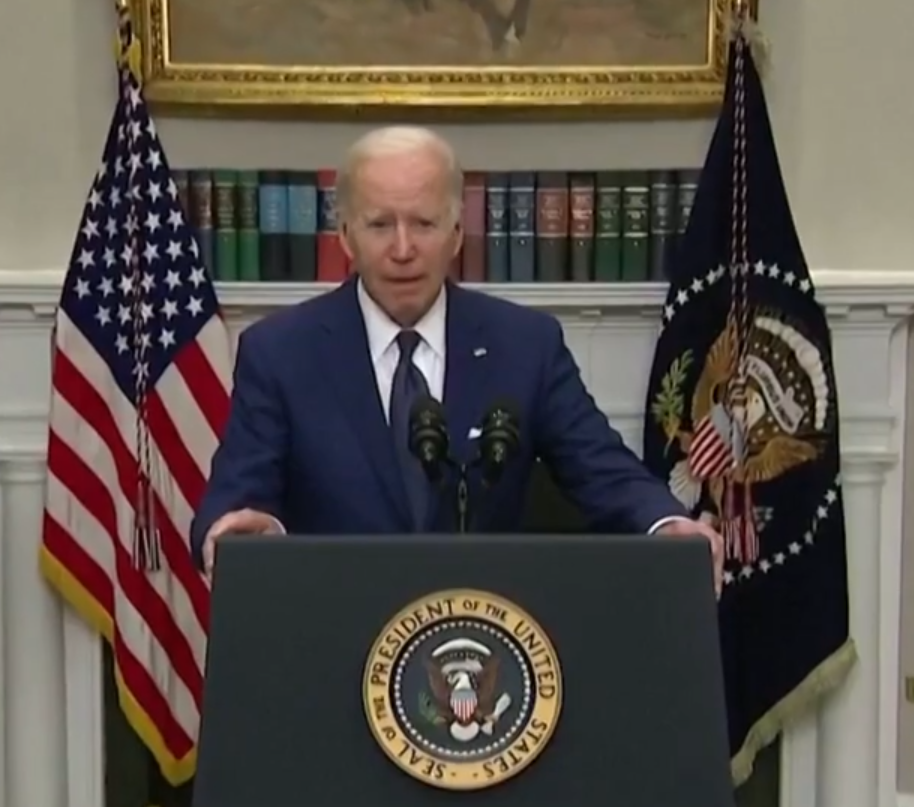 Em 23 de dezembro, o presidente Joe Biden alterou a pena de 37 condenados à morte pela Justiça federal dos Estados Unidos. Com o decreto, eles agora cumprem prisão perpétua com possibilidade de liberdade condicional. O governante manteve a pena capital para somente três homens, todos autores de massacres. 
