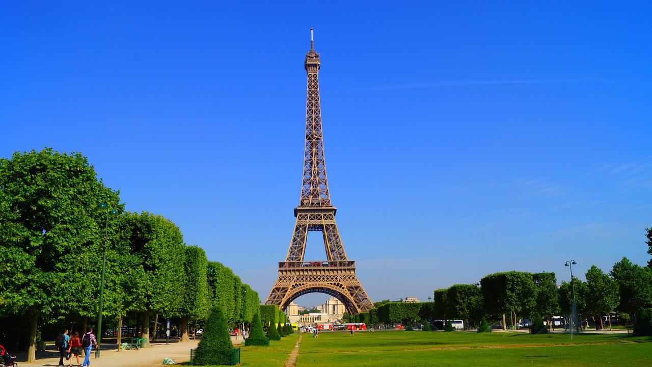 Curto-circuito assusta e turistas são retirados da Torre Eiffel