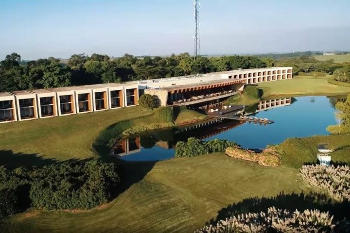 A piscina tem uma área de surfe de 220 metros de comprimento, o que permite ondas de até 22 segundos, e conta com a tecnologia PerfectSwell da American Wave Machines.