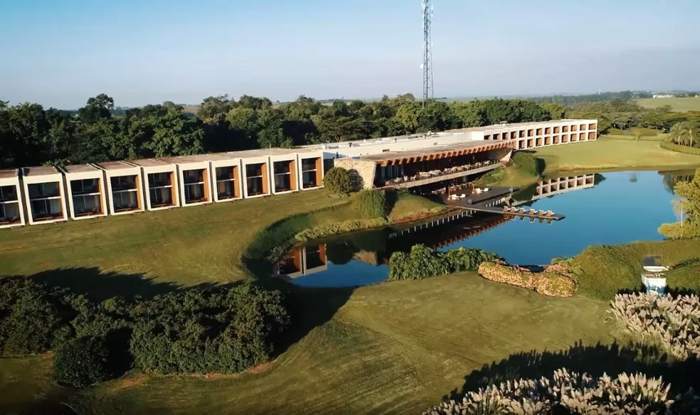 A piscina tem uma área de surf de 220 metros de comprimento, o que permite ondas de até 22 segundos, e conta com a tecnologia PerfectSwell da American Wave Machines.