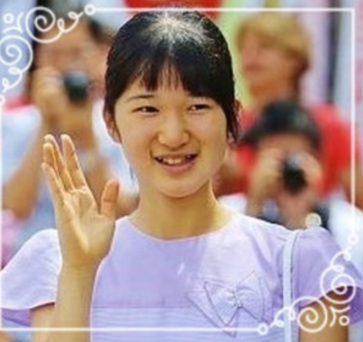 A família imperial enfrenta escassez de herdeiros homens, com apenas três disponíveis: Fumihito, de 60 anos; Hisahito, de 19; e Masahito, de 90. Tal cenário aumenta a pressão por reformas, visto que o Japão já teve oito imperatrizes no passado. Em 2024, a ONU recomendou que Tóquio permitisse a ascensão feminina, mas o governo rejeitou a proposta, alegando que a questão se trata de identidade nacional.