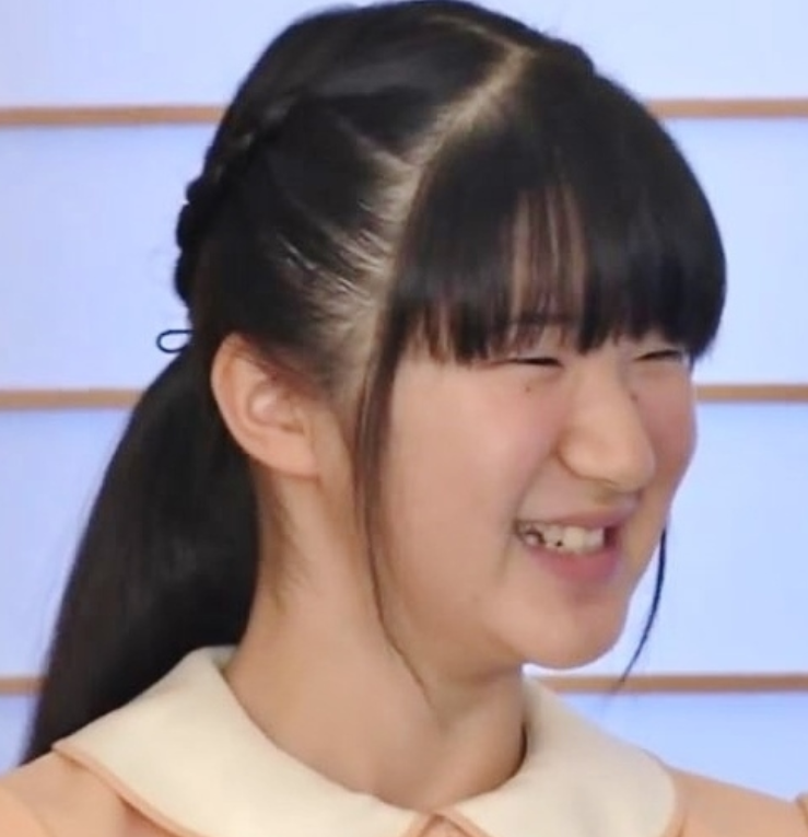 Princesa Aiko do Japão - Filha do imperador Naruhito e da imperatriz Masako, Aiko, também conhecida como Princesa Toshi, é uma das figuras mais amadas do Japão. É prima da princesa Kako, que veio ao Brasil. Apesar de princesa, não pode suceder ao trono imperial japonês devido à tradição de sucessão masculina na família imperial.