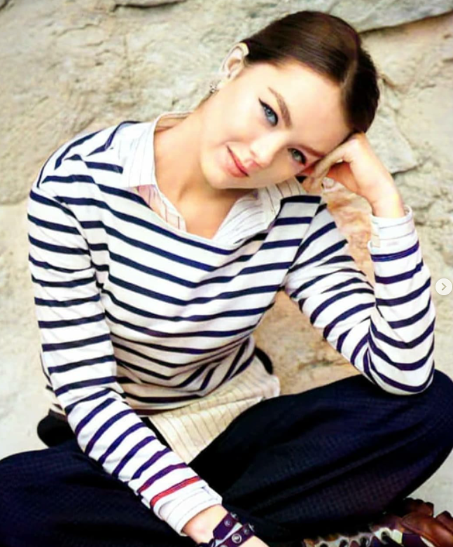 Princesa Alexandra de Hanôver - Filha do príncipe Ernst August de Hanôver e da princesa Caroline de Mônaco, tem dupla linhagem real. Embora tenha perdido o direito à sucessão ao trono britânico após se converter ao catolicismo, ela continua sendo princesa de Hanôver e tem um perfil discreto na realeza europeia.