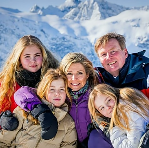 Primeira filha do rei Guilherme-Alexander e da rainha Máxima, Catharina-Amalia é a Princesa de Orange, herdeira do trono holandês. Nascida em 07/12/2003, ela é apaixonada por esportes como equitação e esqui, e se prepara para um futuro papel de liderança na monarquia holandesa.