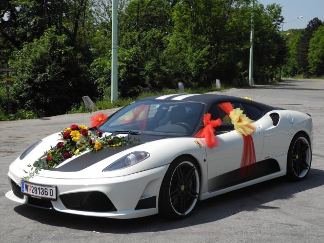Barrados: Famosos são proibidos de comprar carros da Ferrari. Entenda