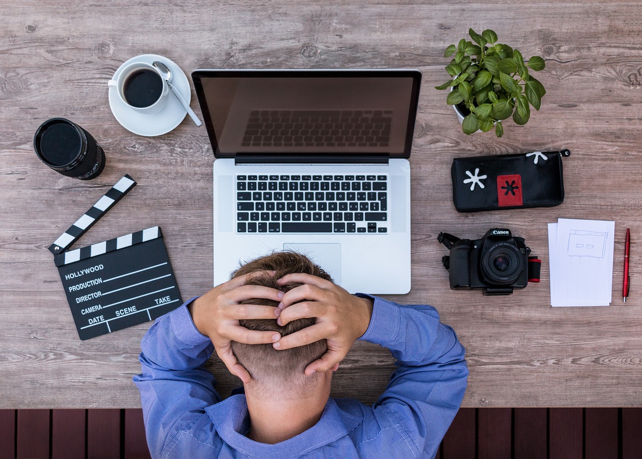 3) DESÂNIMO PARA ENCONTRAR PESSOAS - Se você não tem motivação para encontrar ninguém, nem mesmo as pessoas mais queridas, e fica com preguiça de fazer contatos (até pela internet) , isso pode ser indicativo de ansiedade que impeça relacionamentos saudáveis.-lukasbieri pixabay