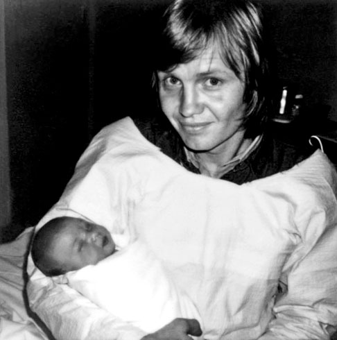 Angelina Jolie Voight é filha do ator Jon Voight. Com longa carreira no cinema, ele venceu o Oscar de Melhor Ator em 1979 pela atuação em 