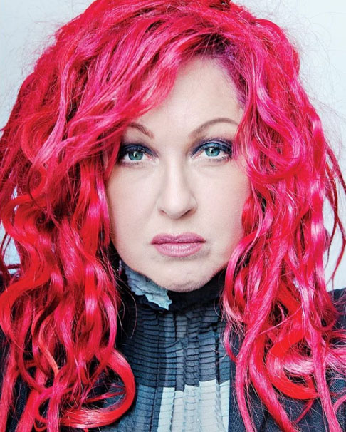 Cyndi Lauper é uma cantora, compositora e atriz norte-americana vencedora do Grammy, Emmy e Tony Award. Além disso, é conhecida por ser uma lenda feminina do Rock'n'Roll, sobretudo nos anos 80, além de ousar no colorido dos cabelos.