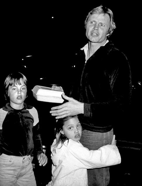 Angelina Jolie Voight é filha do ator Jon Voight. Com longa carreira no cinema, ele venceu o Oscar de Melhor Ator em 1979 pela atuação em 