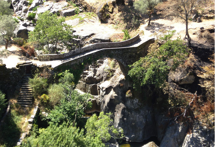Ponte do Diabo (Portugal) - A Ponte da Mizarela foi erguida na Idade Média  sobre o rio Rabagão, entre Vieira do Minho e Montalegre. 