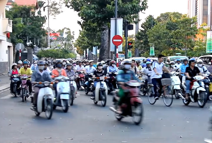 O trânsito em Hanói mistura motos (o principal meio de transporte), riquixás, carros, bicicletas, pedestres, tudo junto, sem regras. Muita buzina, muito drible, loucura total. É salve-se quem puder. E calçada não é garantia de segurança. Motoristas também sobem no pavimento de pedestres.  - Youtube Canal Vietnamitas en Madrid