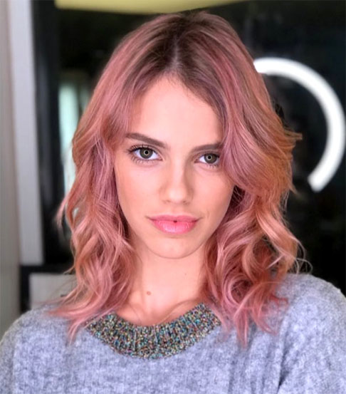 Laura Neiva é uma atriz, modelo e empresária brasileira, que é casada com o também ator Chay Suede. Nascida em São Paulo, ela ficou conhecida por seu papel no filme 