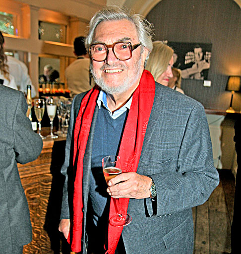 Monty Norman (1928-2022) - O britânico, que morreu aos 94 anos, compôs nada menos que a música-tema de 007 (James Bond), reconhecida ao primeiro acorde. Foi Albert Broccoli, produtor de 007 contra o Satânico Dr.No (1º filme de 007) que o convidou para compor. 