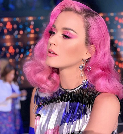 Katy Perry foi um dos principais nomes da última edição do Rock in Rio. Ao longo da carreira, a cantora norte-americana também usou e abusou dos cabelos coloridos. Conhecida por sua influência na música pop moderna e seu estilo exagerado, ela foi chamada de 