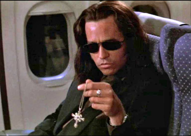 Val kilmer em O Santo