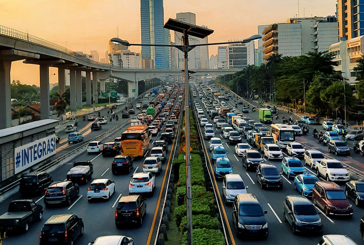 Levantamentos mostram que o tempo perdido no trânsito em Moscou chega a quase 60% do total por causa dos congestionamentos. E não adianta tentar escapar por vias secundárias. Dependendo do horário, elas também ficam até engarrafadas.  - Foto Free Revan Pratama do site unsplash.com