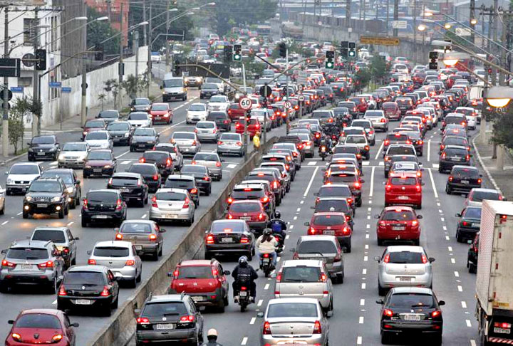 Roma (Itália) - A capital italiana, uma das mais visitadas e historicamente importantes do mundo, tem 2,9 mihões de habitantes em 1.285 km². Cerca de 2.250 pessoas por km². Mas está sempre lotada de turistas. Na prática, a multidão nas ruas é bem maior.  - Reprodução copiada do site wantedinrome.com