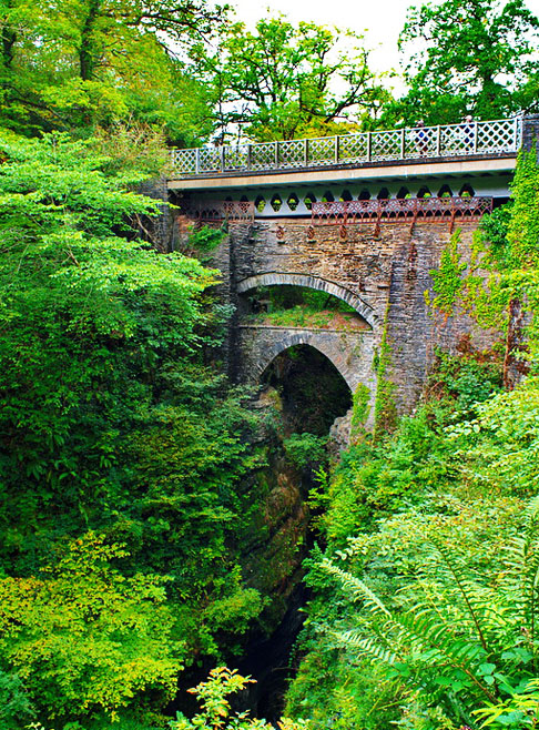 Ponte do Diabo (País de Gales) - A Pontarfynach, na localidade de Ceredigion, tem três pontes construídas uma sobre a outra. A original é de 1075; a segunda do século 18; e a última foi adicionada no século 20, para reforçar toda a construção. 