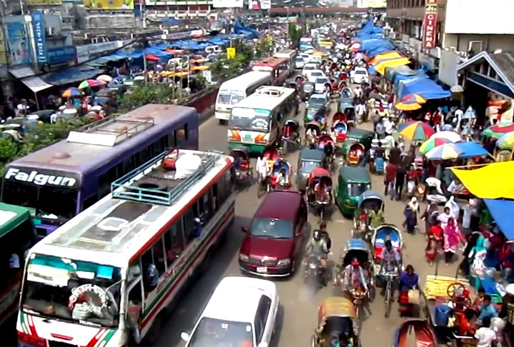 Daca (Bangladesh) - A capital de Bangladesh tem 7 milhões de pessoas em 360 km².  Mais de 19 mil pessoas por km².  - Youtube Canal Tomas Navarro