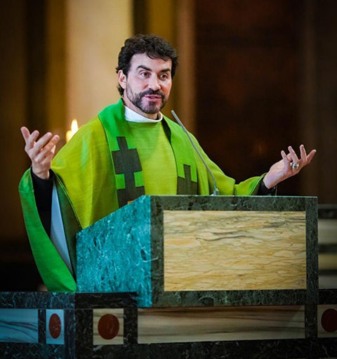 Na hierarquia católica, um padre está atrás de bispo, arcebispo, cardeal e o papa, mas à frente de diácono. Ele precisa aderir ao celibato, ou seja, não pode se relacionar amorosamente com ninguém.-Reprodução instagram @pefabiodemelo
