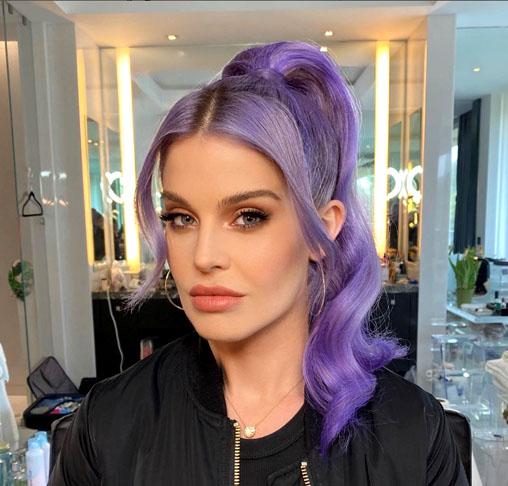 Kelly Osbourne é uma atriz, cantora e designer de moda britânica, mais conhecida por ser a filha de Ozzy e Osbourne. Ela virou o centro das atenções depois de ter aparecido no reality show The Osbournes, com sua família.