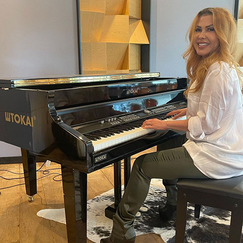 Entre as músicas mais conhecidas da carreira solo estão “Ai Coração”, “Voando pro Pará”, “Não Teve Amor”, “Chora Não Coração” e “Amor Novo”. 
