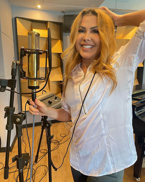 Logo depois, integrou a banda Fazendo Arte, na qual permaneceu até os 23 anos. Em seguida, formou a banda EU, embora tenha deixado o grupo rapidamente para atuar como backing vocal do cantor Kim Marques.
