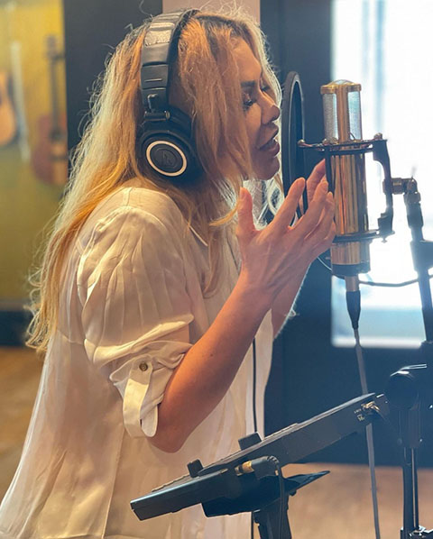 Ao longo da carreira, Joelma, que é uma das recordistas em vendas de discos no Brasil, acumula cerca de vinte milhões de álbuns vendidos e diversas indicações e vitórias em premiações, incluindo três nomeações ao Grammy Latino.
