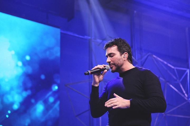 Ao longo da performance, um homem na plateia começou a gritar repetidamente, em uma tentativa de chamar a atenção do padre. Depois do pedido de respeito, Fábio de Melo conseguiu restabelecer a ordem, e o show continuou sem maiores incidentes.
-Reprodução instagram @pefabiodemelo