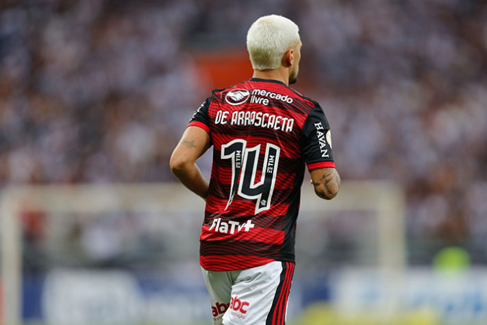 Flamengo e Arrascaeta desmentem pedido de expulsão de vizinhos