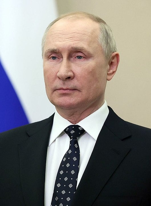Vladimir Putin assumiu como presidente interino em 31 de dezembro de 1999, após a renúncia de Boris Yeltsin. Foi eleito presidente em 2000 e reeleito em 2004. De 2008 a 2012, atuou como primeiro-ministro durante o governo de Dmitry Medvedev, retornando à presidência em 2012 e sendo reeleito em 2018. Conhecido por seu estilo autoritário, construiu uma imagem de “mão de ferro” no comando da Rússia.
