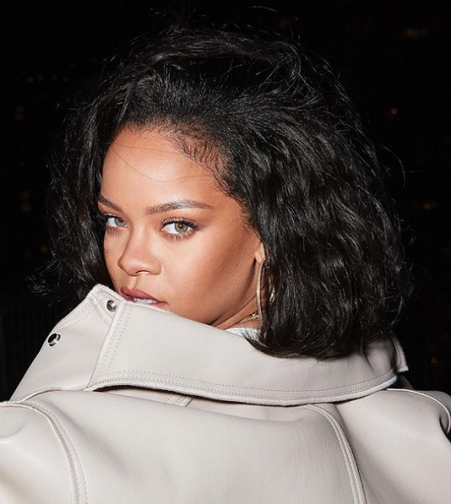 A cantora americana Rihanna, nascida em Saint Michael, em 1988, se chama Robyn Rihanna Fenty. Ela optou por usar apenas seu segundo nome como nome artÃ­stico.