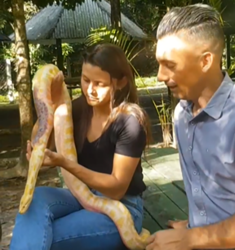 Pedro Calazans mostrou o animal e destacou que pessoas, hoje em dia, abandonam animais para que alguém cuide. "As pessoas fazem isso pra se livrar do problema", disse. 