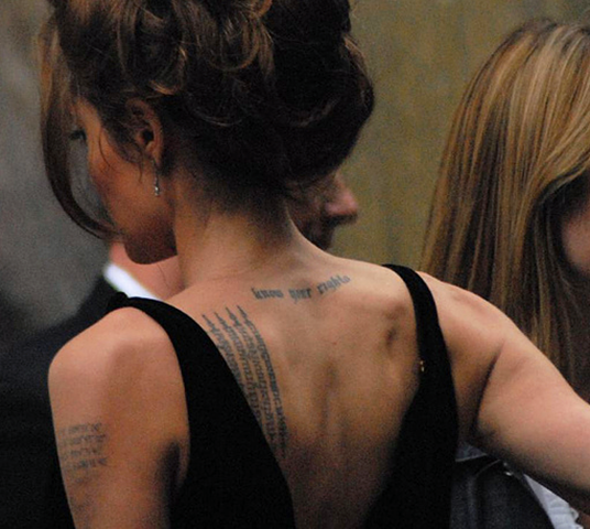 Angelina é entusiasta de tatuagens. Ela tem vários desenhos, mensagens e informações espalhadas pelo corpo. No braço esquerdo, próximo ao ombro, ela tem as coordenadas de onde os filhos nasceram. Nas costas, perto da nuca, traz a frase 