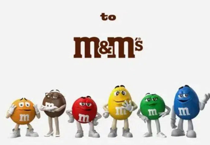 Com a modernização, o logotipo M&Ms passa a ficar reto. 