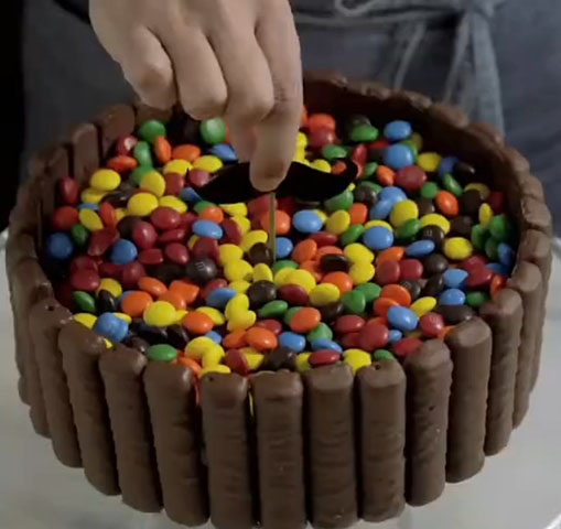 Os confeitos M&Ms passaram a decorar também bolos de aniversário e outros tipos de comemoração. 