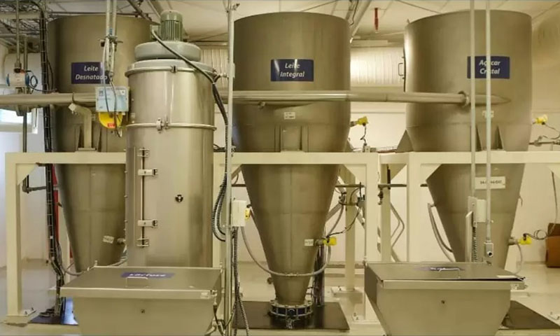 Os dois não se feriram, mas não conseguiriam sair sozinhos do tanque. Foi preciso abrir um buraco na lateral do equipamento. 