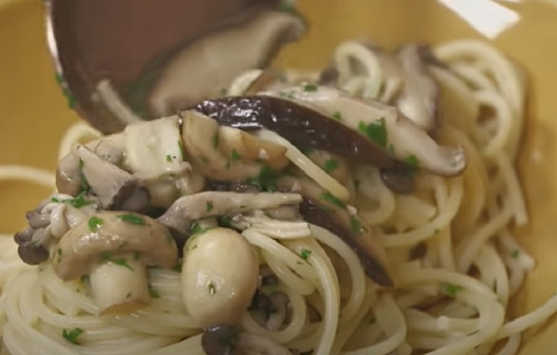 As variedades mais populares incluem champignon, shitake, shimeji e portobello, mas outras como o enoki e o eryngui também são usadas. 