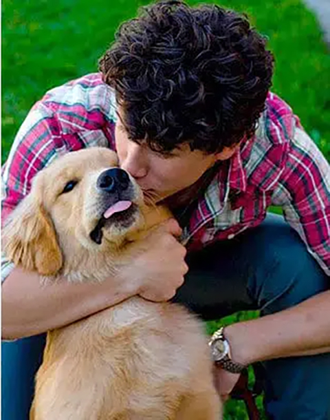 <p>Ao longo dos anos, Miley também se relacionou com outros nomes conhecidos, como Nick Jonas, Stella Maxwell, Cody Simpson, Patrick Schwarzenegger e Kaitlynn Carter. Em dezembro de 2025, confirmou o noivado com Maxx Morando, com quem se relaciona desde 2021.</p>
