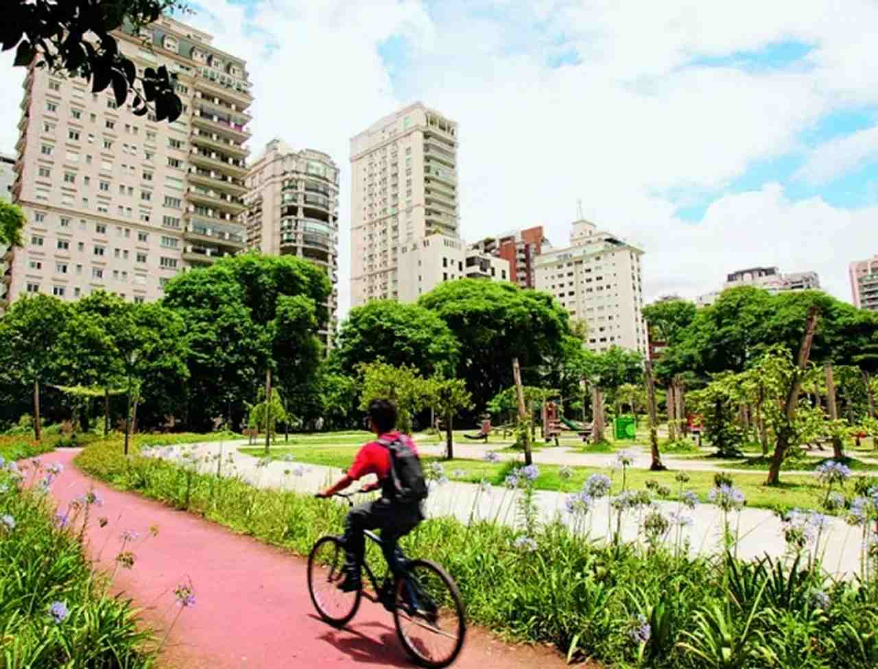 O Parque do Povo é um excelente local para quem gosta de caminhar ou correr. Mais compacto que outros parques, ele tem uma pista direcionada para quem quer praticar essas atividades, além de ser prático para quem tem o tempo mais corrido.