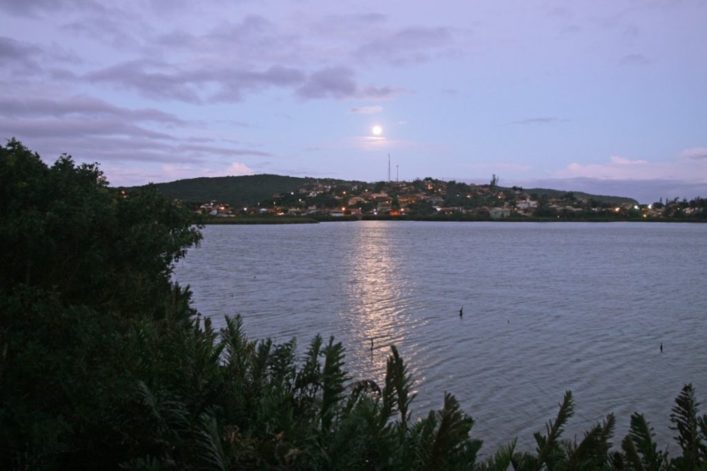 <p>Um dos cenários naturais mais conhecidos é a Lagoa de Geribá, cercada por vegetação e muito procurada para atividades ao ar livre. O local é ideal para caminhadas, esportes e momentos de contemplação.</p>
