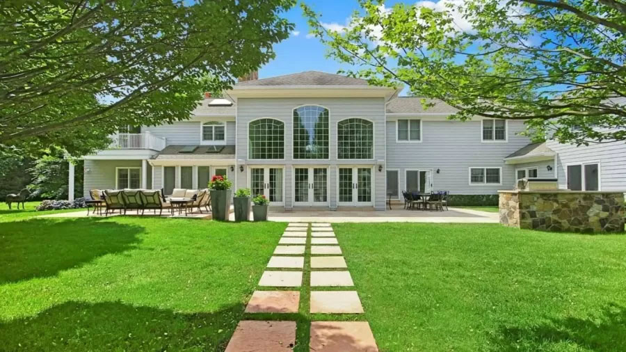 A antiga propriedade de Angelina com Brad Pitt, da época em que eram casados, foi vendida no começo de maio de 2022 por US$ 13,6 milhões (R$ 68,5 milhões), em Southampton (EUA).  Construída em 1995, a mansão tem 8 quartos, 7 banheiros,, sala de jantar, biblioteca, piscina e campo de tênis. O quarto principal fica no terraço com banheiro privativo.