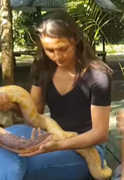 O animal foi deixado junto com uma garrafa de cachaça e um bilhete que dizia: "Cuidem bem dela". O veterinário Pedro Calazans postou um vídeo no Instagram.